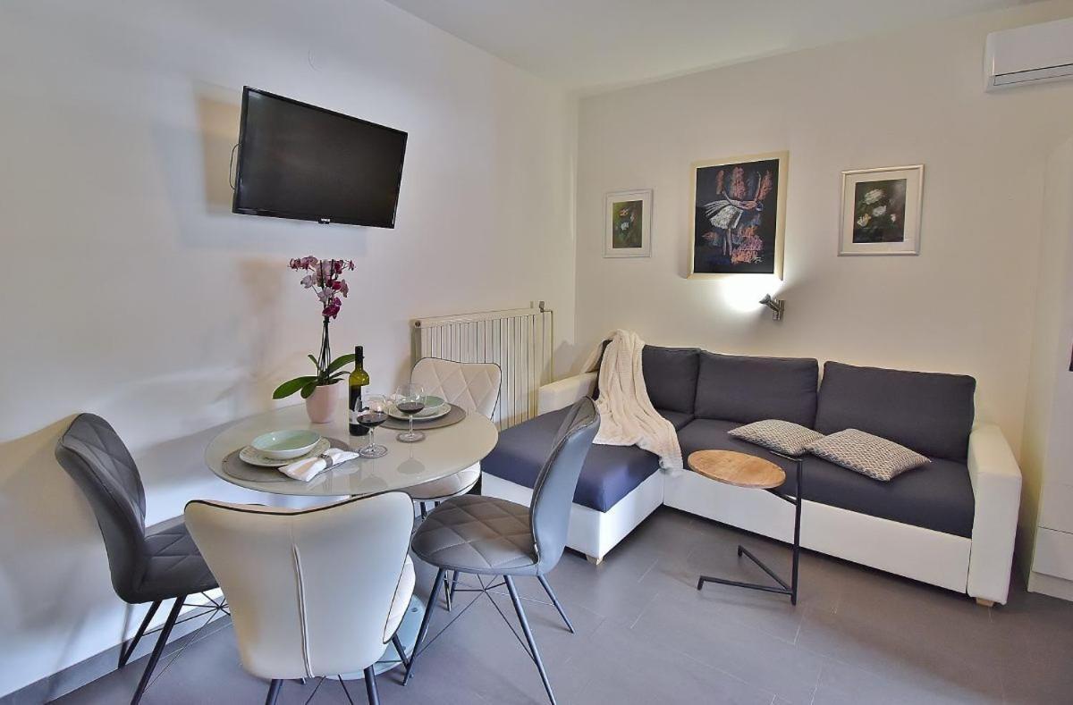 Apartments Ruzica Banjol Exteriör bild